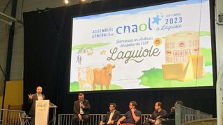 « S’adapter en respectant les fondamentaux de nos AOP », un message lancé aux éleveurs par Christian Pailly, président du comité vin AOP à l’Inao et vigneron (2e en partant de la gauche) « S’adapter en respectant les fondamentaux de nos AOP », un message lancé aux éleveurs par Christian Pailly, président du comité vin AOP à l’Inao et vigneron (2e en partant de la gauche)